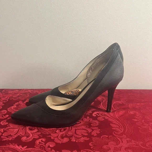 Nine West Black Cutout Pumps - Picture 2 of 4
